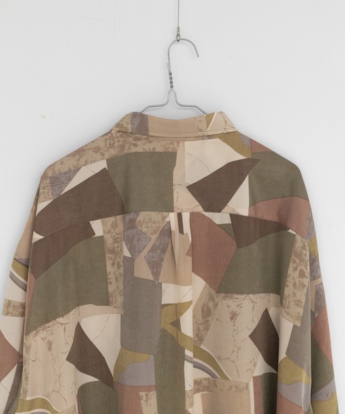 WHIMSIC（ウィムジック）の「【WHIMSIC】ジオメトリックパターンプリントシャツ（シャツ/ブラウス・レディース・ブラック/ベージュ・FREE）」の3枚目の写真