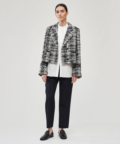 TOMORROWLAND （トゥモローランド）の「ハードウールオックスフォード タックテーパードパンツ（スラックス・レディース・ネイビー・36/34/32）」の3枚目の写真