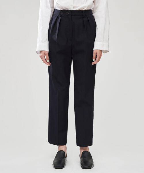 TOMORROWLAND （トゥモローランド）の「ハードウールオックスフォード タックテーパードパンツ（スラックス・レディース・ネイビー・36/34/32）」の4枚目の写真