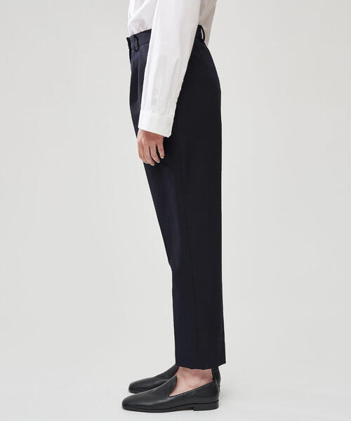 TOMORROWLAND （トゥモローランド）の「ハードウールオックスフォード タックテーパードパンツ（スラックス・レディース・ネイビー・36/34/32）」の5枚目の写真