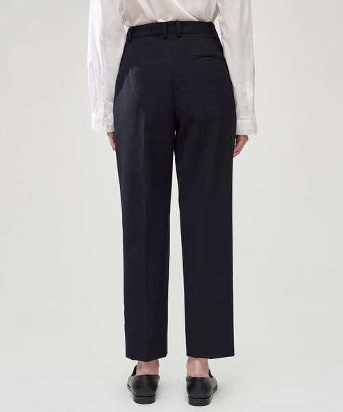 TOMORROWLAND （トゥモローランド）の「ハードウールオックスフォード タックテーパードパンツ（スラックス・レディース・ネイビー・36/34/32）」の6枚目の写真