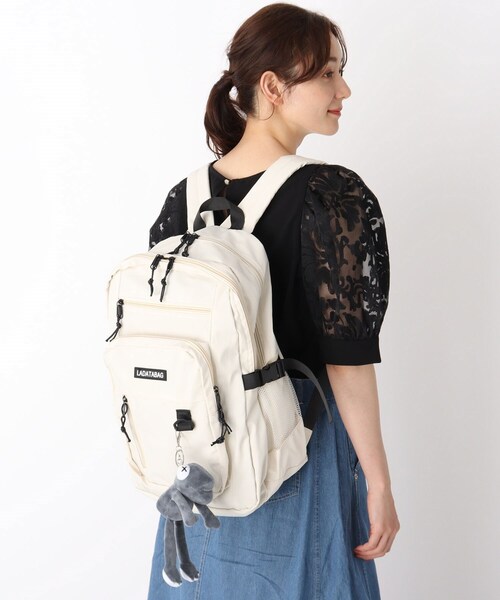 Ober Tashe(オーバータッシェ)の「【通学/多収納】マスコット付きリュック(バックパック/リュック・レディース・ホワイト/ブラック/ベージュ/パープル系/ピンク系・FREE)」の1枚目の写真