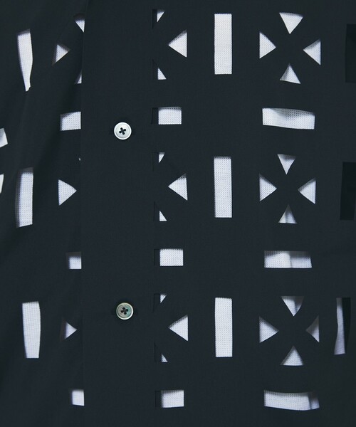 UNITED TOKYO(ユナイテッドトウキョウ)の「ジオメトリックレーザーカットシャツ(シャツ/ブラウス・メンズ・グレー/ブラック・1/2)」の13枚目の写真
