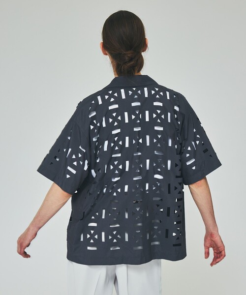 UNITED TOKYO(ユナイテッドトウキョウ)の「ジオメトリックレーザーカットシャツ(シャツ/ブラウス・メンズ・グレー/ブラック・1/2)」の17枚目の写真