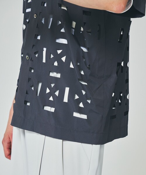 UNITED TOKYO(ユナイテッドトウキョウ)の「ジオメトリックレーザーカットシャツ(シャツ/ブラウス・メンズ・グレー/ブラック・1/2)」の21枚目の写真