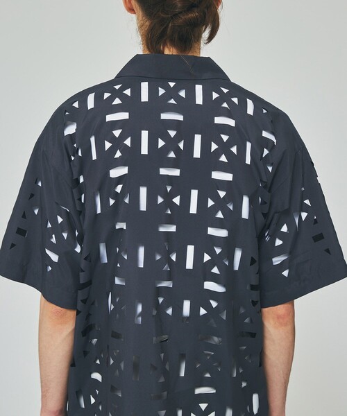 UNITED TOKYO(ユナイテッドトウキョウ)の「ジオメトリックレーザーカットシャツ(シャツ/ブラウス・メンズ・グレー/ブラック・1/2)」の22枚目の写真