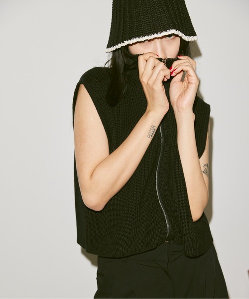 FEKETE（フェケテ）の「TURTLENECK ZIP-UP KNIT VEST / ハイネックジップアップニットベスト（ベスト・レディース・ブラック/マルチ・FREE）」の6枚目の写真