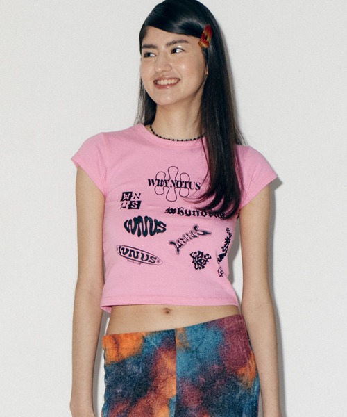 bonjour records(ボンジュールレコーズ)の「【WHYNOTUS/ワイノットアス】WNUS sticker tee WNUSステッカーTシャツ(Tシャツ/カットソー・レディース・ピンク/イエロー・S/M)」の11枚目の写真