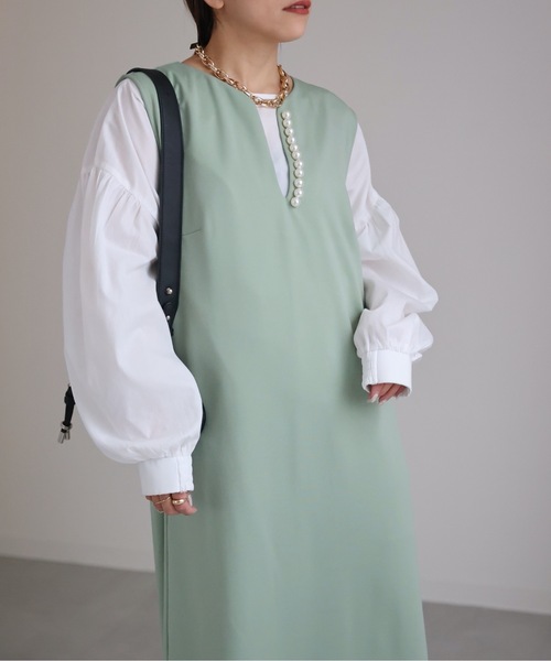 ap retro(アプレトロ)の「深Vネックパール付きワンピース / キーネックノースリワンピース(ワンピース・レディース・ブラック/ベージュ/ブルー/ライトグリーン/アイボリー・FREE)」の4枚目の写真