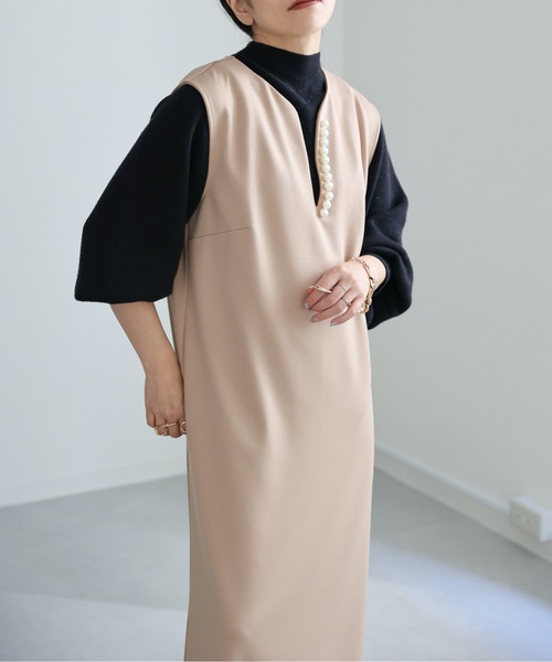ap retro(アプレトロ)の「深Vネックパール付きワンピース / キーネックノースリワンピース(ワンピース・レディース・ブラック/ベージュ/ブルー/ライトグリーン/アイボリー・FREE)」の17枚目の写真