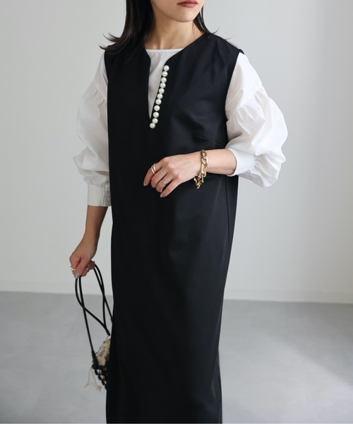 新品タグ付き　resil パールネックワンピース セール】深Vネックパール付きワンピース / キーネックノースリ