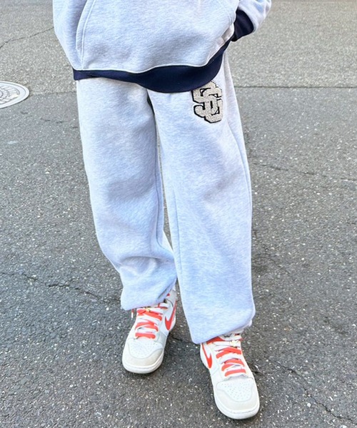 STAY GOLD(ステイゴールド)の「STAY GOLD SGロゴ スウェットパンツ 【セットアップ可能】/ 裏起毛 サガラ刺繍 ヘビーウェイト パンツ ジョガーパンツ(スウェットパンツ・メンズ・ネイビー/アッシュグレー・M/L)」の1枚目の写真