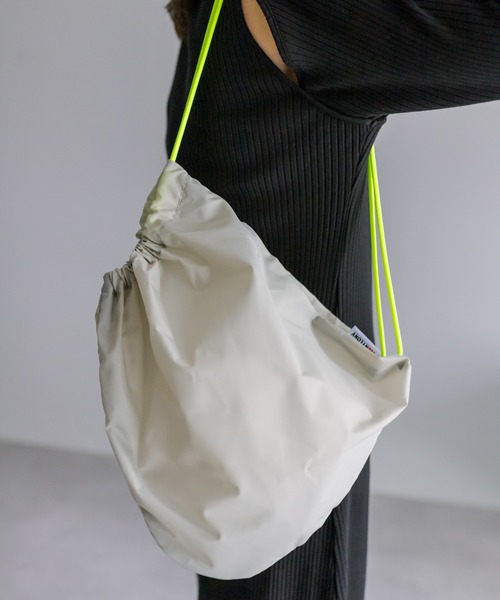 mystic（ミスティック）の「NYLONY ナップサック（ボディバッグ/ウエストポーチ・レディース・シルバー/ブラック・ONE SIZE）」の2枚目の写真