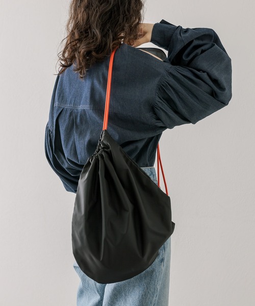 mystic（ミスティック）の「NYLONY ナップサック（ボディバッグ/ウエストポーチ・レディース・シルバー/ブラック・ONE SIZE）」の5枚目の写真