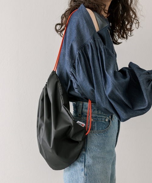 mystic（ミスティック）の「NYLONY ナップサック（ボディバッグ/ウエストポーチ・レディース・シルバー/ブラック・ONE SIZE）」の6枚目の写真