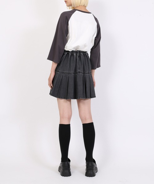 PUNYUS（プニュズ）の「プリーツヘムデニムミニスカート（デニムスカート・レディース・ライトブルー/ブラック・1/2/4/3）」の5枚目の写真