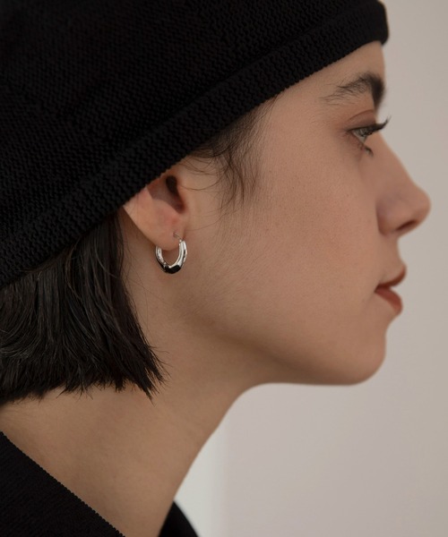 MIELI INVARIANT(ミエリインヴァリアント)の「Minimal Hoop Pierce(ピアス(両耳用)・レディース・ゴールド/シルバー・FREE)」の3枚目の写真
