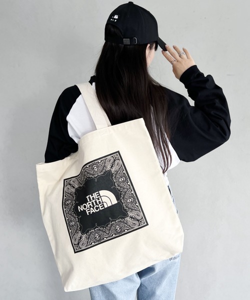 THE NORTH FACE(ザノースフェイス)の「国内未発売 THE NORTH FACE(ザ・ノースフェイス)/A4対応 大容量 ロゴ バンダナ柄 コットン キャンバストートバッグ/COTTON CANVAS TOTE(トートバッグ・レディース・ブルー/ブラック/ライトグレー/グリーン・FREE)」の8枚目の写真