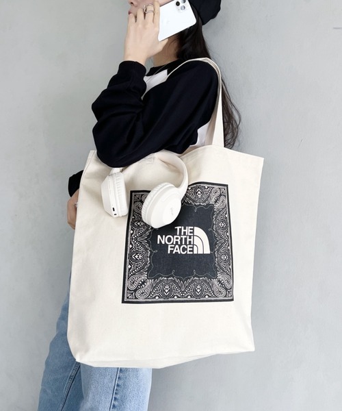 THE NORTH FACE(ザノースフェイス)の「国内未発売 THE NORTH FACE(ザ・ノースフェイス)/A4対応 大容量 ロゴ バンダナ柄 コットン キャンバストートバッグ/COTTON CANVAS TOTE(トートバッグ・レディース・ブルー/ブラック/ライトグレー/グリーン・FREE)」の5枚目の写真