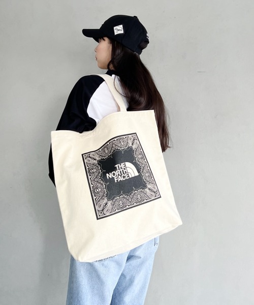 THE NORTH FACE(ザノースフェイス)の「国内未発売 THE NORTH FACE(ザ・ノースフェイス)/A4対応 大容量 ロゴ バンダナ柄 コットン キャンバストートバッグ/COTTON CANVAS TOTE(トートバッグ・レディース・ブルー/ブラック/ライトグレー/グリーン・FREE)」の12枚目の写真
