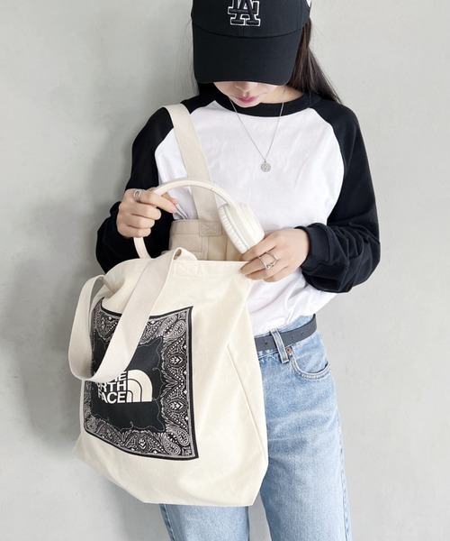 THE NORTH FACE(ザノースフェイス)の「国内未発売 THE NORTH FACE(ザ・ノースフェイス)/A4対応 大容量 ロゴ バンダナ柄 コットン キャンバストートバッグ/COTTON CANVAS TOTE(トートバッグ・レディース・ブルー/ブラック/ライトグレー/グリーン・FREE)」の6枚目の写真