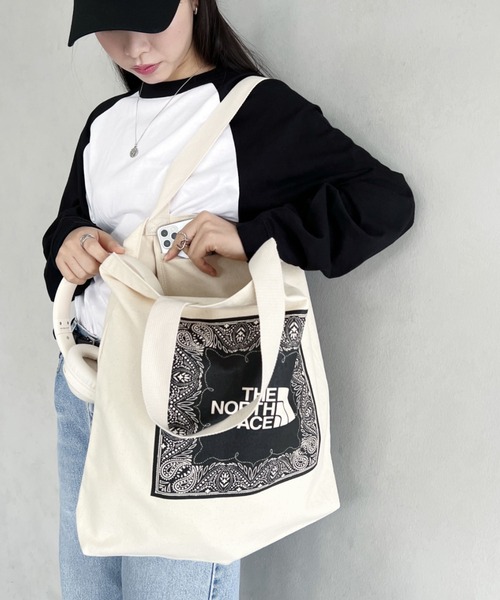 THE NORTH FACE(ザノースフェイス)の「国内未発売 THE NORTH FACE(ザ・ノースフェイス)/A4対応 大容量 ロゴ バンダナ柄 コットン キャンバストートバッグ/COTTON CANVAS TOTE(トートバッグ・レディース・ブルー/ブラック/ライトグレー/グリーン・FREE)」の14枚目の写真