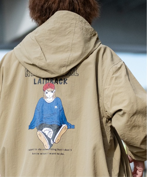 Red Cap Girl(レッドキャプガール)の「【a-r】〔RedCapGirl/レッドキャップガール〕ナイロン バックイラスト フードジャケット(ナイロンジャケット・メンズ・ベージュ/カーキ/ブラック・MEDIUM/LARGE)」の2枚目の写真