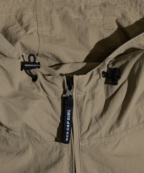 Red Cap Girl(レッドキャプガール)の「【a-r】〔RedCapGirl/レッドキャップガール〕ナイロン バックイラスト フードジャケット(ナイロンジャケット・メンズ・ベージュ/カーキ/ブラック・MEDIUM/LARGE)」の16枚目の写真