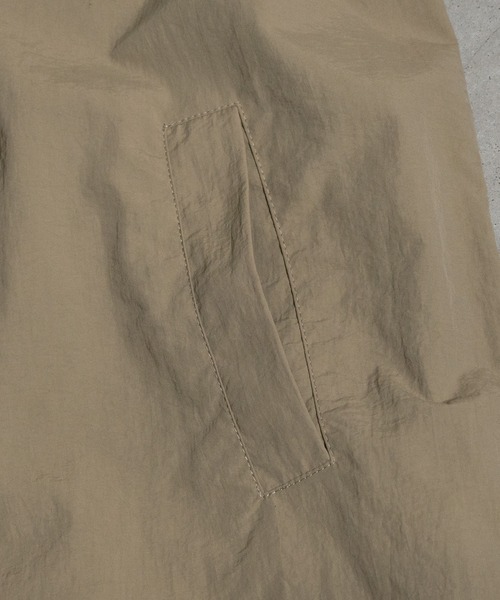 Red Cap Girl(レッドキャプガール)の「【a-r】〔RedCapGirl/レッドキャップガール〕ナイロン バックイラスト フードジャケット(ナイロンジャケット・メンズ・ベージュ/カーキ/ブラック・MEDIUM/LARGE)」の4枚目の写真