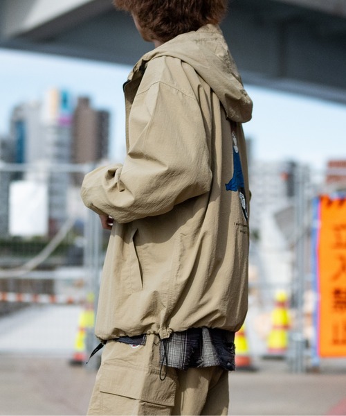 Red Cap Girl(レッドキャプガール)の「【a-r】〔RedCapGirl/レッドキャップガール〕ナイロン バックイラスト フードジャケット(ナイロンジャケット・メンズ・ベージュ/カーキ/ブラック・MEDIUM/LARGE)」の11枚目の写真