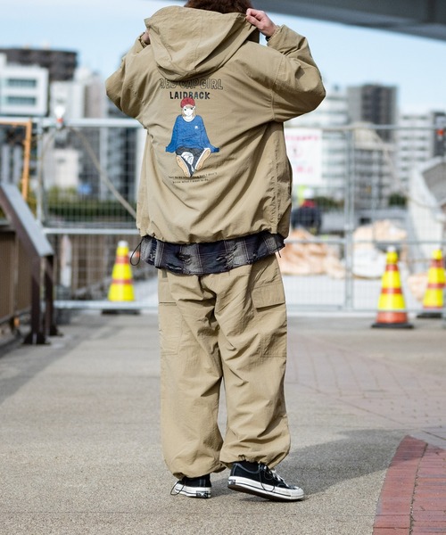 Red Cap Girl(レッドキャプガール)の「【a-r】〔RedCapGirl/レッドキャップガール〕ナイロン バックイラスト フードジャケット(ナイロンジャケット・メンズ・ベージュ/カーキ/ブラック・MEDIUM/LARGE)」の5枚目の写真