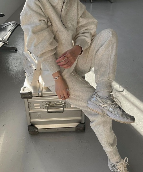 WILLFULLY(ウィルフリー)の「sweat raised back jogger slit PT(スウェットパンツ・レディース・ネイビー/オートミール/ナチュラル/グリーン系その他・FREE)」の8枚目の写真