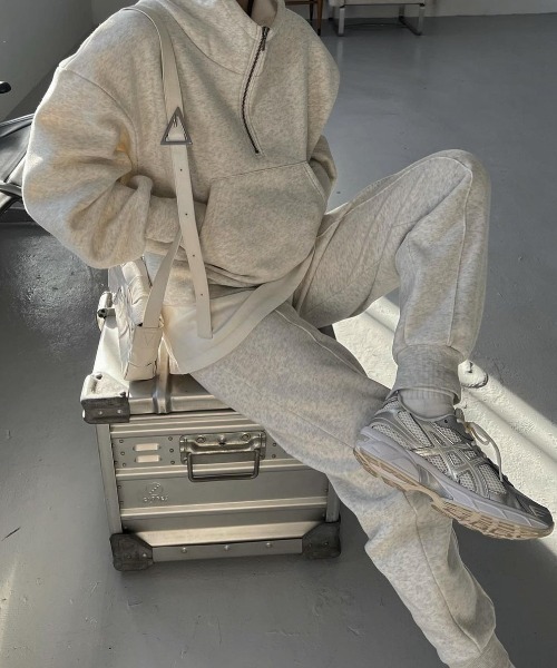 WILLFULLY(ウィルフリー)の「sweat raised back jogger slit PT(スウェットパンツ・レディース・ネイビー/オートミール/ナチュラル/グリーン系その他・FREE)」の9枚目の写真