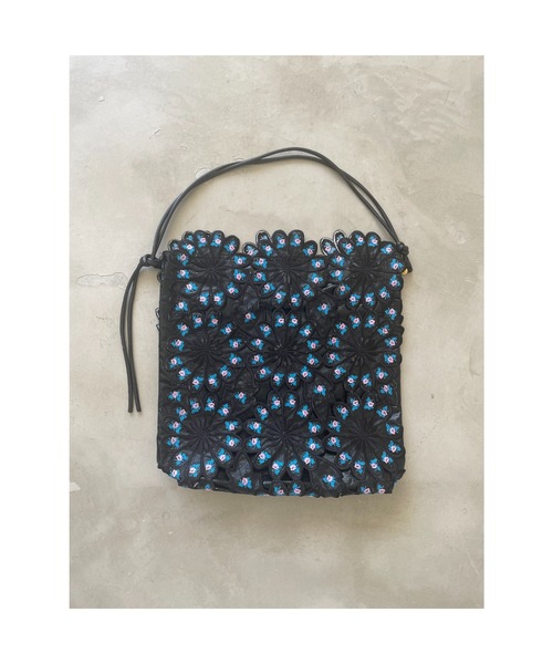 LA BELLE ETUDE(ラベルエチュード)の「【HEY! Mrs ROSE】フラワー×フラワー刺繍BAG(ショルダーバッグ・レディース・ブラック・FREE)」の2枚目の写真