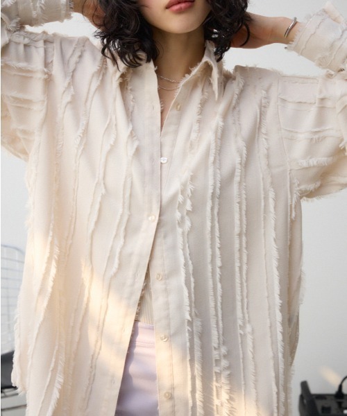 AZUL by moussy(アズールバイマウジー)の「フリンジストライプジャガードシャツ(シャツ/ブラウス・レディース・ブラック/アイボリー/ライム・FREE)」の2枚目の写真