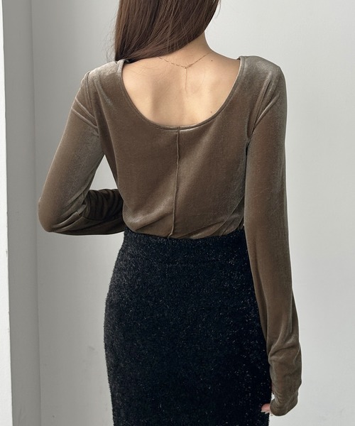 Louere(ルエレ)の「【取り外し可能パット付き】バックオープンベロアトップス(Tシャツ/カットソー・レディース・ブラック/ライトベージュ/グレイッシュベージュ/チャコール/ネイビー・SMALL/MEDIUM/LARGE/X-LARGE)」の15枚目の写真