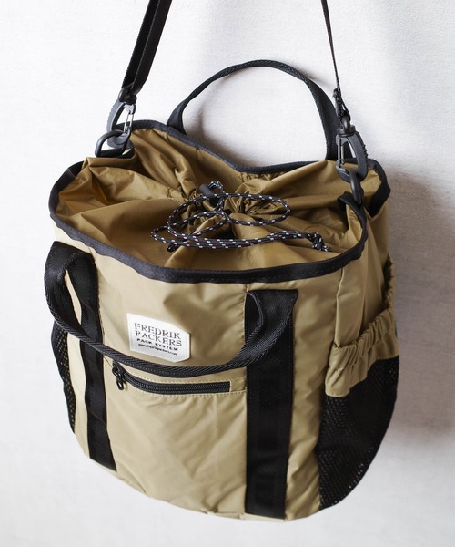 FREDRIK PACKERS(フレドリックパッカーズ)の「『FREDRIK PACKERS』マザーズバッグ 210D TIPI TOTE BAG 210デニール ティピ トートバッグ(トートバッグ・レディース・ベージュ/ブラック/チャコールグレー・FREE)」の4枚目の写真