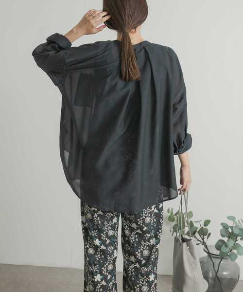 URBAN RESEARCH DOORS（アーバンリサーチドアーズ）の「シアーバンドカラーシャツ（シャツ/ブラウス・レディース・グレー/マスタード/ネイビー・MEDIUM）」の7枚目の写真