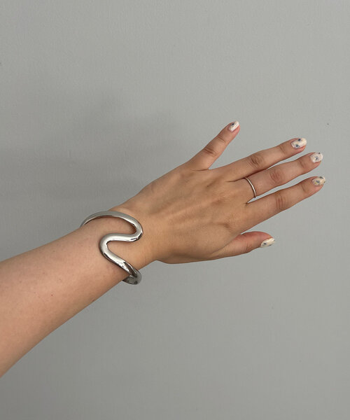 SHENERY(シーナリー)の「【こなれ感をプラス】ウェーブバングル(ブレスレット・レディース・シルバー/ゴールド・FREE)」の5枚目の写真