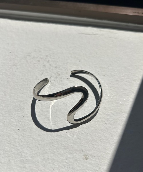 SHENERY(シーナリー)の「【こなれ感をプラス】ウェーブバングル(ブレスレット・レディース・シルバー/ゴールド・FREE)」の2枚目の写真