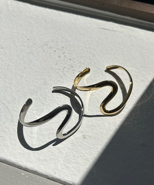 SHENERY(シーナリー)の「【こなれ感をプラス】ウェーブバングル(ブレスレット・レディース・シルバー/ゴールド・FREE)」の3枚目の写真