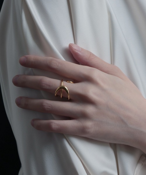 YArKA（ヤーカ）の「【YArKA/ヤーカ】entwined curvaceous design ring [ducube yuga2] / 絡み合う曲線美デザインリング（リング・メンズ・ゴールド/シルバー・#9/#13/#11/#15/#17/#19/#23/#21）」の3枚目の写真