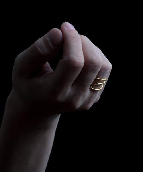 YArKA（ヤーカ）の「【YArKA/ヤーカ】entwined curvaceous design ring [ducube yuga2] / 絡み合う曲線美デザインリング（リング・メンズ・ゴールド/シルバー・#9/#13/#11/#15/#17/#19/#23/#21）」の4枚目の写真