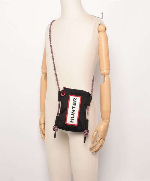 HUNTER（ハンター）トラベル リップストップ リサイクル ナイロン フォンポーチ - ブラック/レッド ボックス ロゴ（ショルダーバッグ）｜HUNTER（ハンター）
