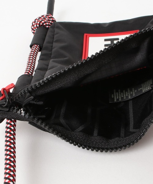 HUNTER（ハンター）トラベル リップストップ リサイクル ナイロン フォンポーチ - ブラック/レッド ボックス ロゴ（ショルダーバッグ）｜HUNTER（ハンター）