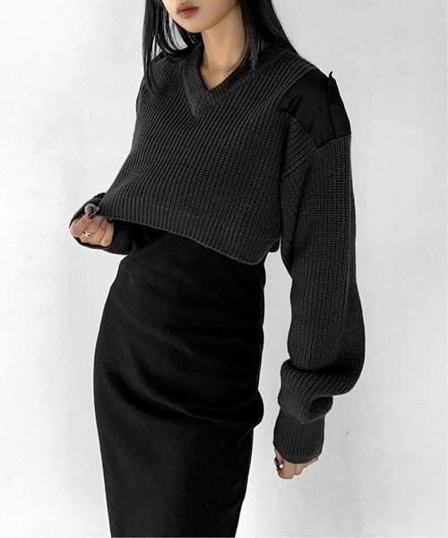 LVEU.(ラブユ.)の「【LVEU.】ドッキングショートニット / トップス ニット ショート クロップド Vネック パッチ 肩パッチ 異素材 ブラック グレー(ニット/セーター・レディース・ブラック/グレー・FREE)」の2枚目の写真