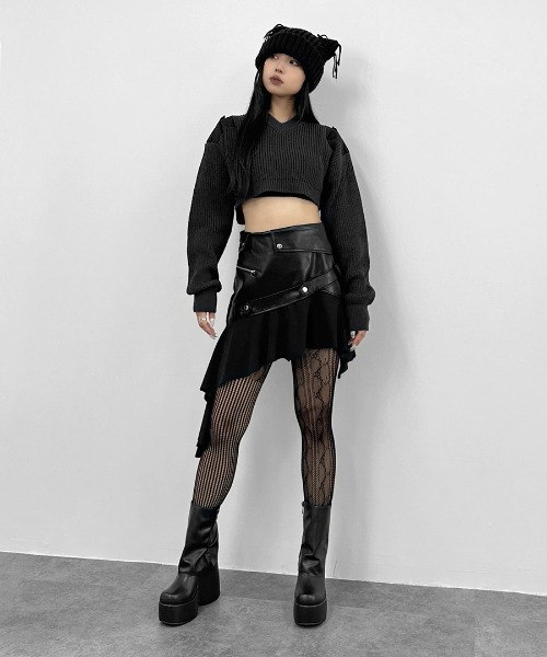 LVEU.(ラブユ.)の「【LVEU.】ドッキングショートニット / トップス ニット ショート クロップド Vネック パッチ 肩パッチ 異素材 ブラック グレー(ニット/セーター・レディース・ブラック/グレー・FREE)」の3枚目の写真