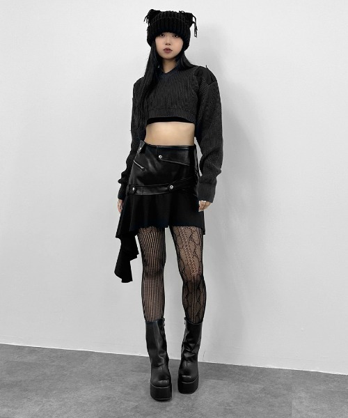 LVEU.(ラブユ.)の「【LVEU.】ドッキングショートニット / トップス ニット ショート クロップド Vネック パッチ 肩パッチ 異素材 ブラック グレー(ニット/セーター・レディース・ブラック/グレー・FREE)」の4枚目の写真
