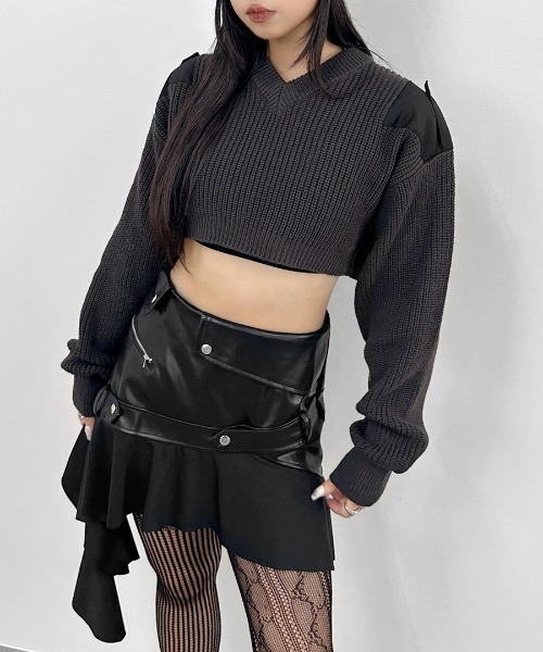 LVEU.(ラブユ.)の「【LVEU.】ドッキングショートニット / トップス ニット ショート クロップド Vネック パッチ 肩パッチ 異素材 ブラック グレー(ニット/セーター・レディース・ブラック/グレー・FREE)」の5枚目の写真