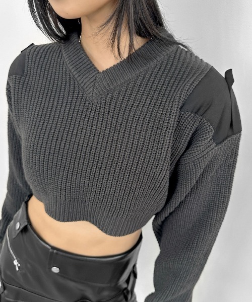 LVEU.(ラブユ.)の「【LVEU.】ドッキングショートニット / トップス ニット ショート クロップド Vネック パッチ 肩パッチ 異素材 ブラック グレー(ニット/セーター・レディース・ブラック/グレー・FREE)」の6枚目の写真